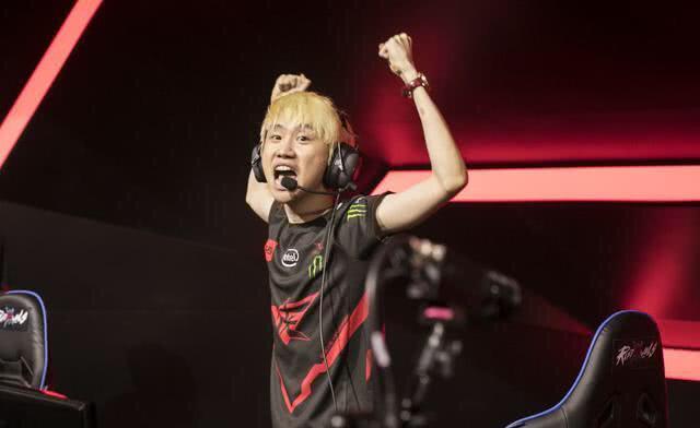 再次向我们 再次向我们